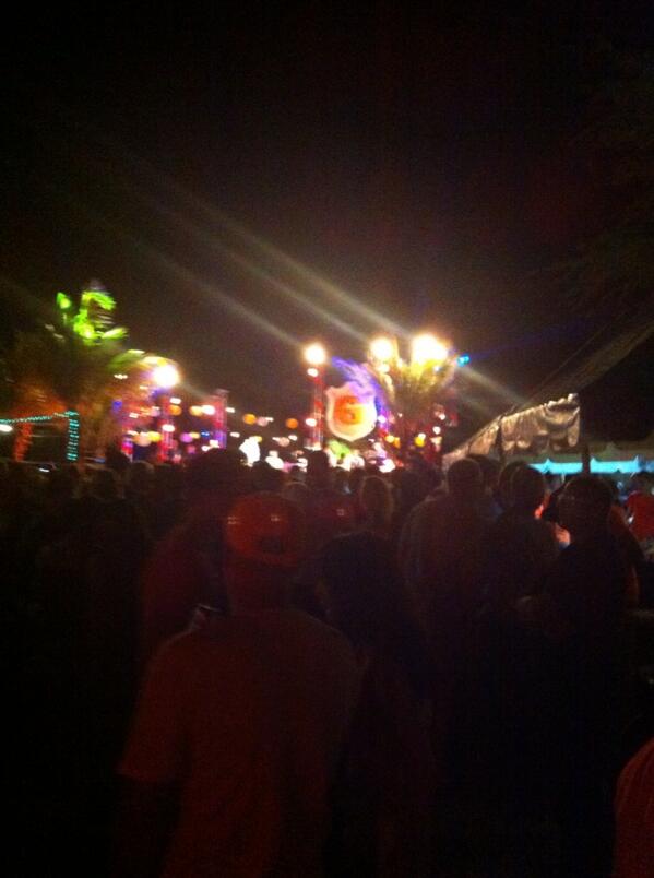 ArdKistemaker's tweet photo. Koninginnenacht op Curaçao. http://t.co/SsssmeGO25