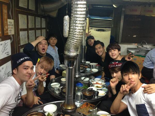 8년차 아이돌 멤버들 슈퍼주니어 예비역도있고 공개연애하는 멤버도있고 정말 이런저런 일도 많았고 지금 이자리에 없는 멤버들 너무 보고싶다 우린 슈퍼주니어 예요~~~~