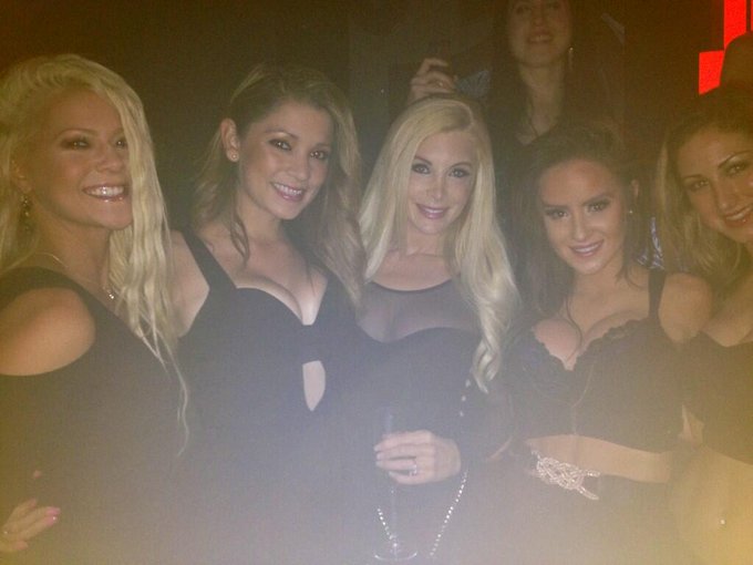 RT @KimFattorini @AVnightclub w/some of my fav playboy girls @Salamand33R @MsAnnetteWhite @alliekuznia