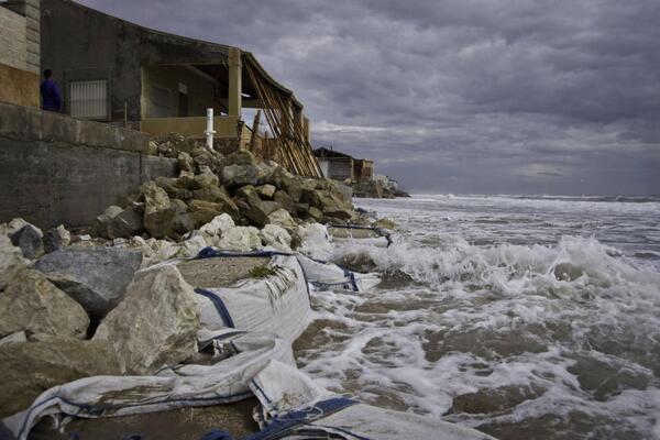 Guardamar_'s tweet photo. El temporal de estos días pasados por #Guardamar "se come" la playa. Fotos significativas http://t.co/9leGQh4gUh http://t.co/LTJzHGYuBR