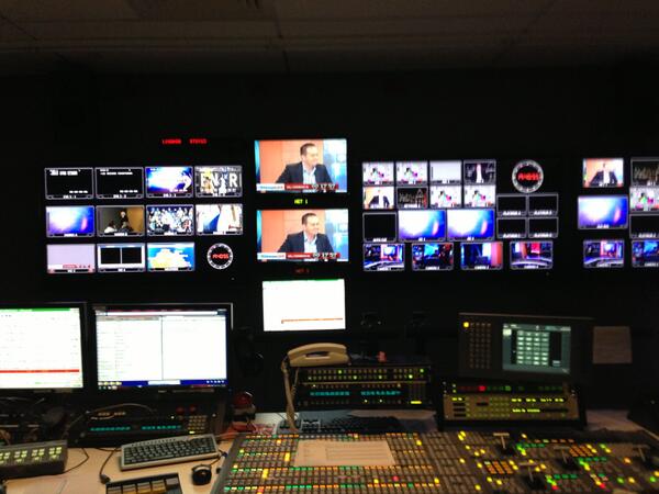 9NewsNOW's tweet image. We're behind-the-scenes at #9StreamLIVE watching @rob_mcknight get ready for the show! Watch: bit.ly/ZZcgy9