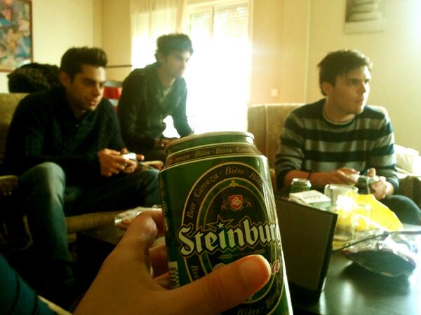 B_VCH's tweet photo. Seeeervesita y xbox! @JuanmiCabrera @vcazocar @jesujmn http://t.co/HUYCw4q19Q