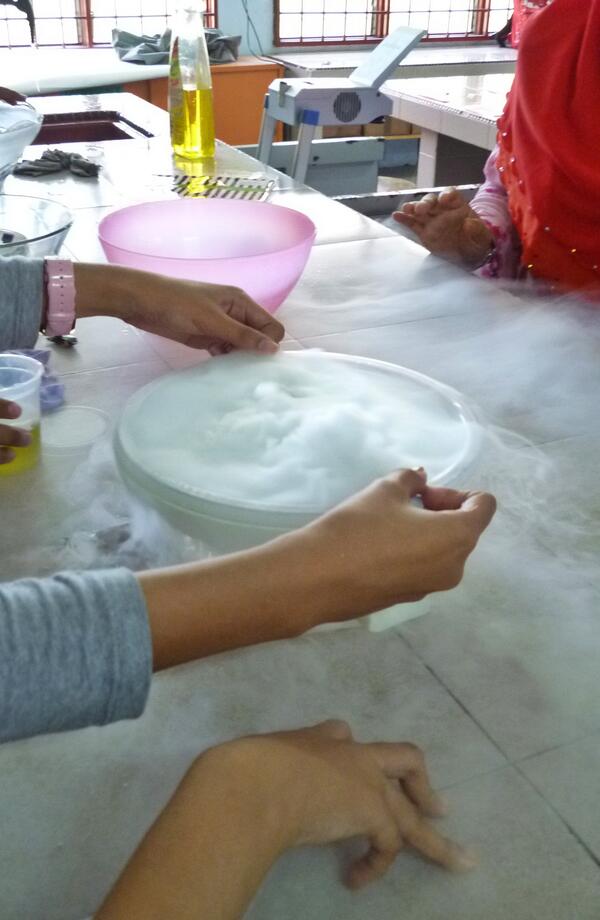 sarahhisham96's tweet image. Dry ice react with water = Carbon dioxide gas #SchoolScienceProject