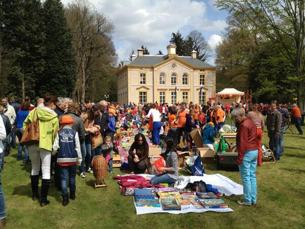 <a href="/RhedenPromotie/">Rheden Promotie</a> @Streekjournaal <a href="/RhedenNU/">RhedenNU</a> grote drukte bij #rhederhof <a href="/troonwisseling/">jaap den dulk</a> #rheden