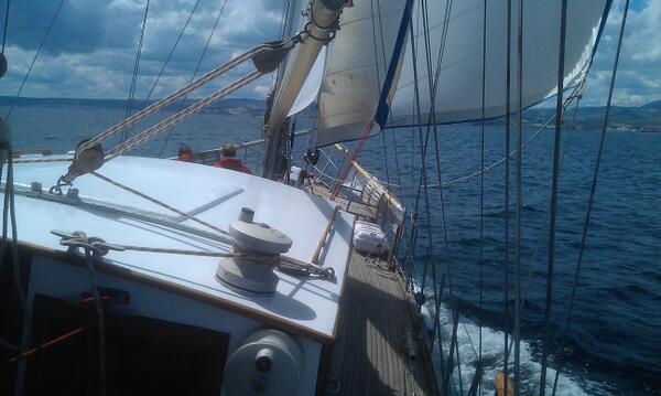 VelerosTuristic's tweet photo. navegando con viento suave , una delicia ! http://t.co/CQsFdQilw4