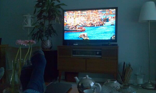 020er's tweet image. voetjes op tafel, potje thee en dan al de gehele dag deze leuke tv, super met de hoofdletter 's #troon