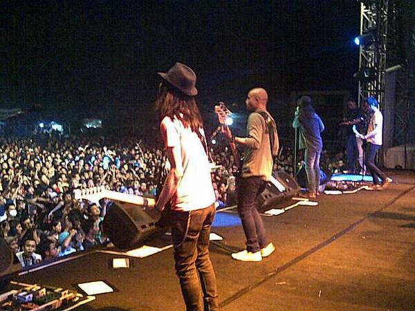 #SlankRedMildTour2013 Lagu yg dibikin di Hotel Ikhtiar Surya, Banyuwangi taon '92.. KIRIM AKU BUNGA!!