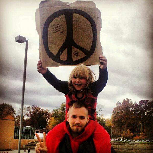 Tnellie8's tweet photo. @Tnellie8 @Unoccupier peace love and solidarity great pic of Micah :-) http://t.co/V3Oy2wTe3n