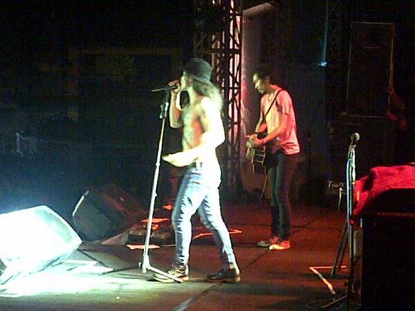 Lagu penutup konser #SlankRedMildTour2013 di Banyuwangi malam ini.. KAMU HARUS PULANG!!