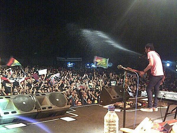 #SlankRedMildTour2013 Mereka, gak pernah mengerti... Mereka, gak mau mengerti.. Mereka, gak akan.?!?