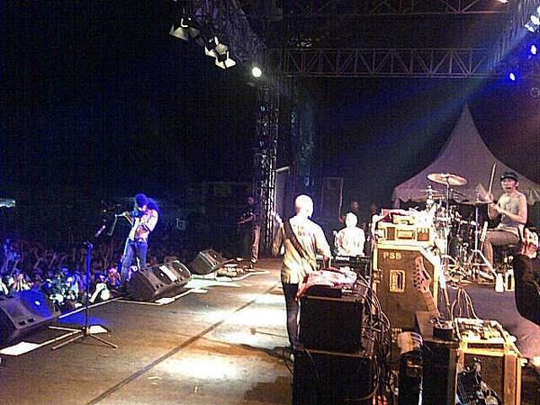 Makasih juga buat yg udah setia mantengin #SlankRedMildTour2013 lewat twitter-nya Slank.. Mantap dah semuanya!!