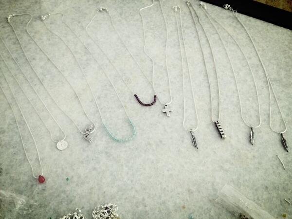 meloquigans's tweet photo. Mi hermana vende pulseras y collares si quereis whatsapp http://t.co/hZ4KzhCc0W