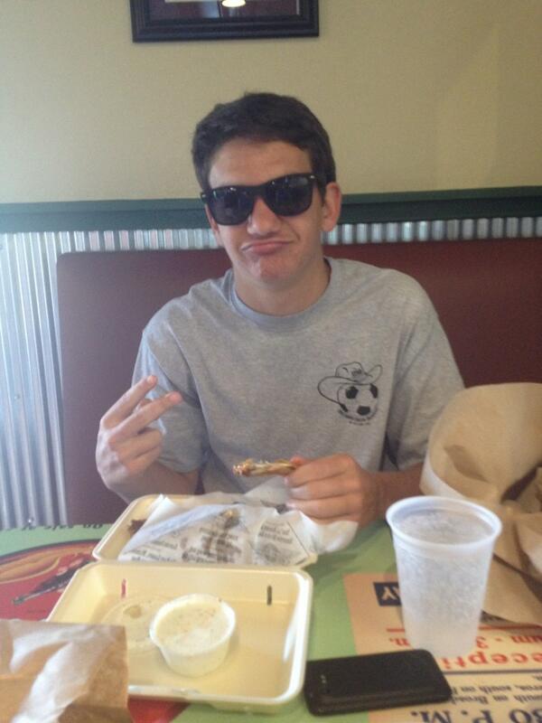 MinisterMerch's tweet image. Turn up at wingstop #somanyblackpeople #itscoolthough #theygivemedeals