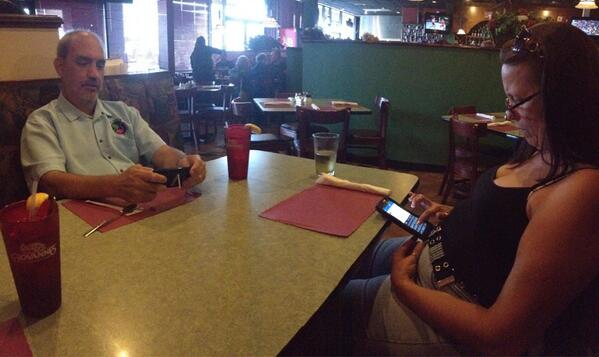 lizarox11's tweet image. wow family, we are soooo social. #technologytakingover