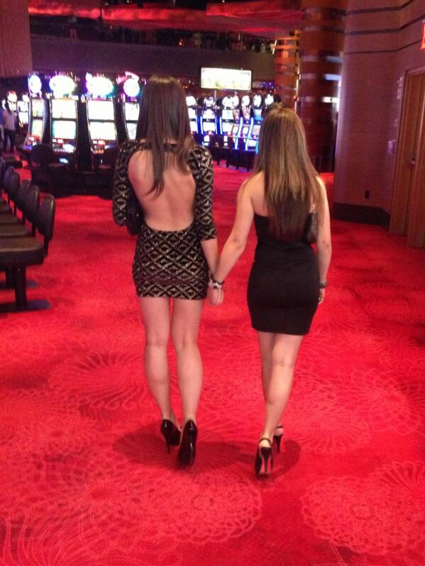 MariaZeeee's tweet photo. #takemeback to #ac #rocking #the #redcarpet #withmybest http://t.co/PqbwCpE5SK
