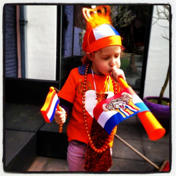 M69bryson's tweet photo. Een hele enthousiaste dochter, lang leve de koning! Alsof er nooit een koningin was geweest. Mama moet nog wennen. http://t.co/dFlOfWS99O