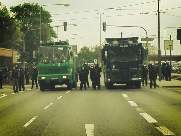 Der wasserwerfer kommt immer näher rosa finger #iabffm  #ffmnazifrei