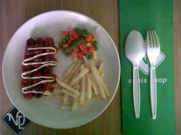 Macam2 makanan yang dijual distand dengan logo Seventeen  twitpic.com/cnuhv2