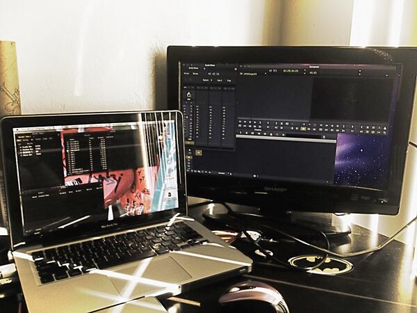 lynlynpanda's tweet image. My work station... Life of an editor #doublemonitor #avid #5minshort