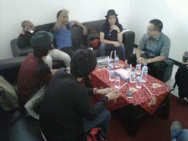 #ApaYangTerjadi? Tadi Slank sempat ketemu Bupati Banyuwangi..