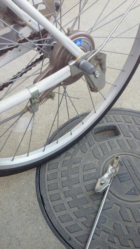 Twitter पर 牛蒡れたすは多忙のため絵が描けない 今日の朝 自転車乗ろうとして後ろの止めるやつ蹴ったらパァァァァァンって音なって止めるやつ飛んでったｗｗｗ Http T Co Pbid6gwfop