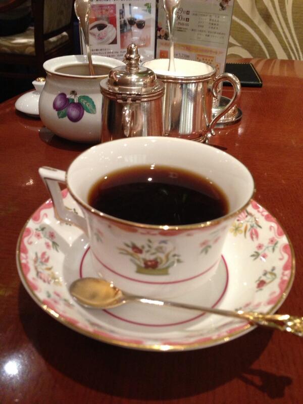 chiemurak's tweet photo. ホシヤマ珈琲店。ロイヤルブレンド1260円也！頼む前は、高いっ！と思いましたが、すごく上品なお味。壁面の棚にずらーっとカップが並んでいたり、店の中央に大きな花木が生けてあったり、ちょっとリッチで、なごめる空間です。 http://t.co/6xX0YPKeHv