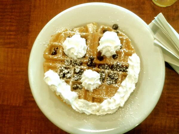 sz_nacho's tweet photo. @eduardmmari @garcilasonorris @aguarner Echando de menos esos desayunos de hotel #stlouis #cream? #ofcourse! http://t.co/JROhv5rt6O