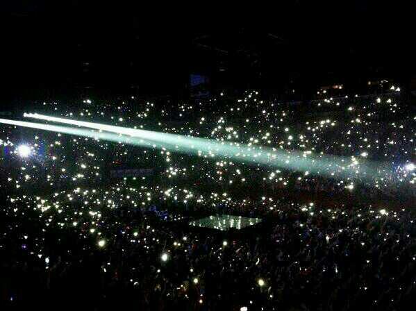 ZaynOmgWut's tweet photo. The crowd during little things is the most beautiful thing I've ever seen x :") http://t.co/FoembNcKCV