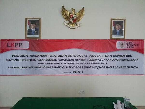 LKPPLPSE's tweet photo. Penandatanganan Keputusan Bersama antara LKPP dengan @BKN_RI  tentang Jabatan fungsional pengadaan barang jasa http://t.co/ooIgC5h7f4