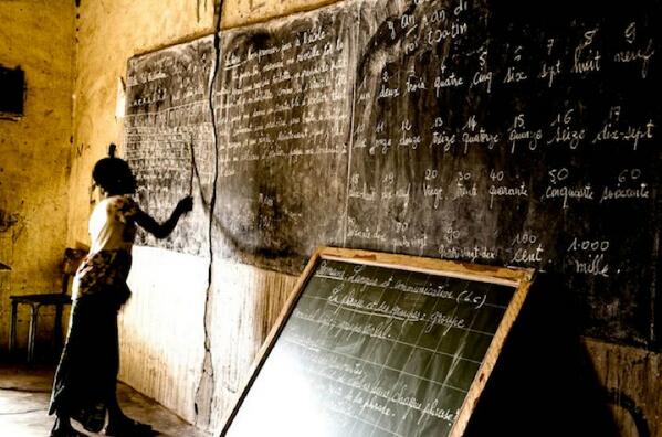 LearningInSync's tweet image. Haunting 2012 foto by photog Mario Gerth of a modern #African classroom! #globaled #post2015

afritorial.com/sons-and-daugh…