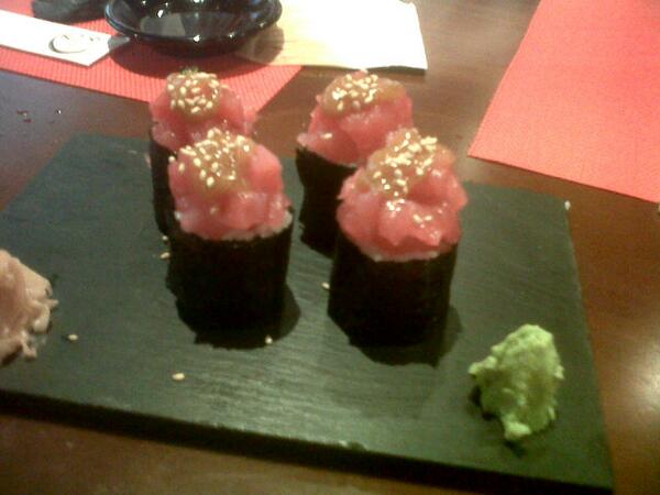 rslaura14's tweet photo. Pues nada aquí intentando no volear el shushi al cogerlo con los palillos. http://t.co/04HWZiaFGx
