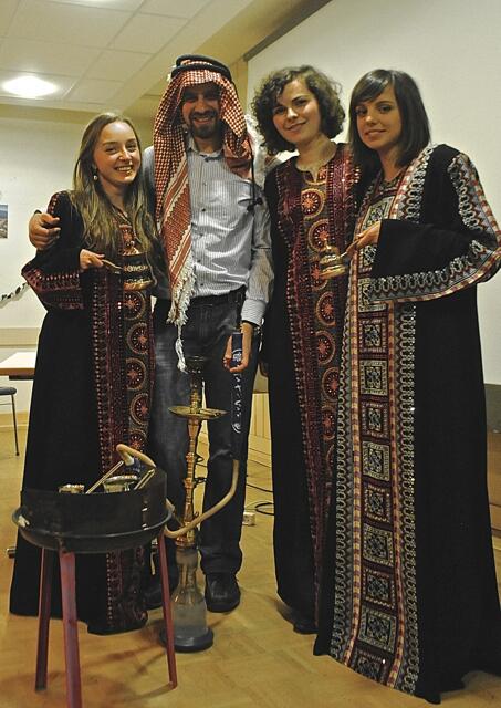 GrinYar's tweet photo. Gestern bei Jordanischem Abend in #incas_aachen #jordan #traditional #dress http://t.co/G2zUW77WOV