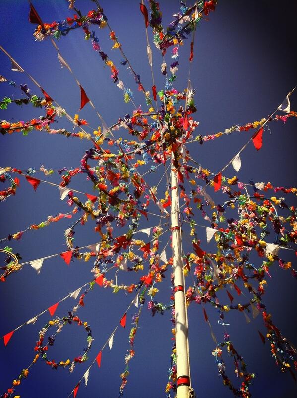 WickerManPage's tweet photo. Hail the Queen of the May! #padstow #mayday #wickerman #pagan #maypole http://t.co/qV4u1LKkaI