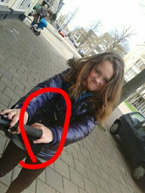 sRegeer677's tweet photo. Een vriendin van me zat vast in mijn fietsstuur @Schmidtje_ http://t.co/4jU0g7SyRs