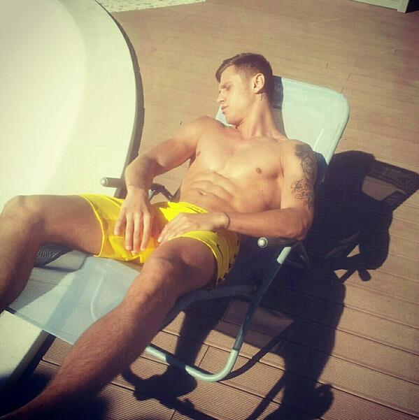MICH_LBESP2's tweet photo. En mode bronzage pas besoin d'uv dans 1 moi je suis black hahaaaa http://t.co/qqulXKCaYz