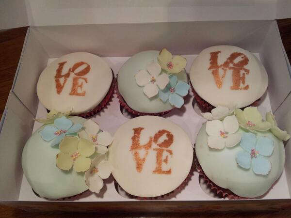 Timeforsweetpea's tweet photo. Matching decorated cupcakes #weddingcupcakes http://t.co/qEK5Jzatge