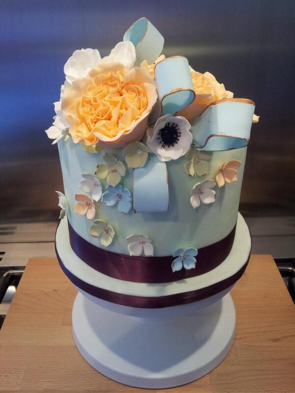 Timeforsweetpea's tweet photo. Just a little cake I've been working on ! #wedding #cake http://t.co/uwfTziuA86