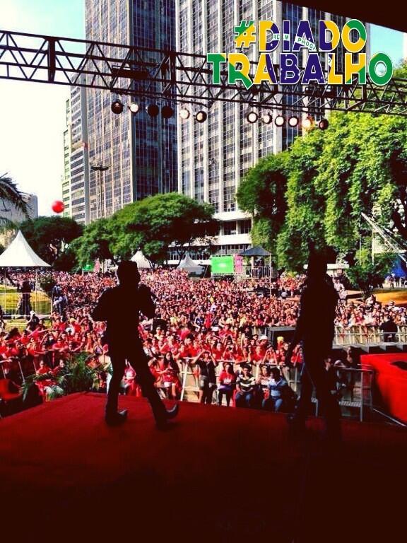 JLucaseMarcelo's tweet photo. #diadotrabalho CUT e BandFM show lindo. Parabéns trabalhadores, obrigado São Paulo http://t.co/CoEd4EY1Og