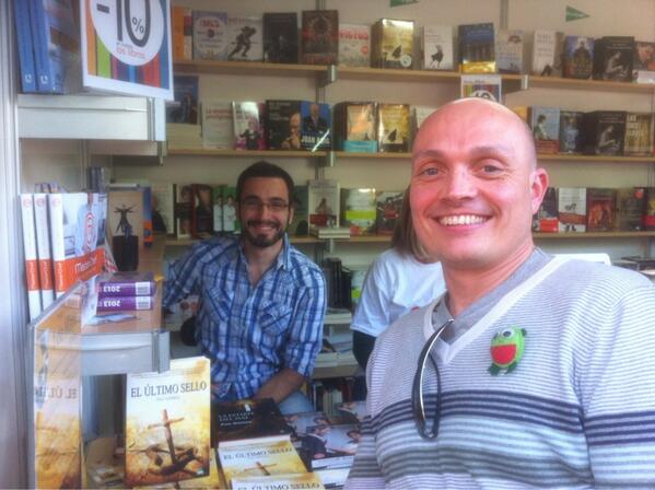 SolerJosema's tweet photo. En la #48firallibrevlc saludando al amigo @PauGomezGil autor 'El último sello' y 'La estirpe del mal' con mi chico http://t.co/SDGwxlyC7Z