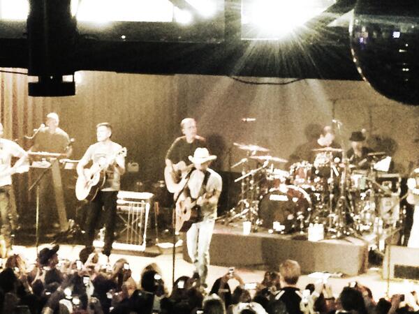 Greenygal's tweet photo. Nothin beats a little country with my sweetie at #sxmkenny on a Wednesday night #happytexan http://t.co/sj9b5chhLY