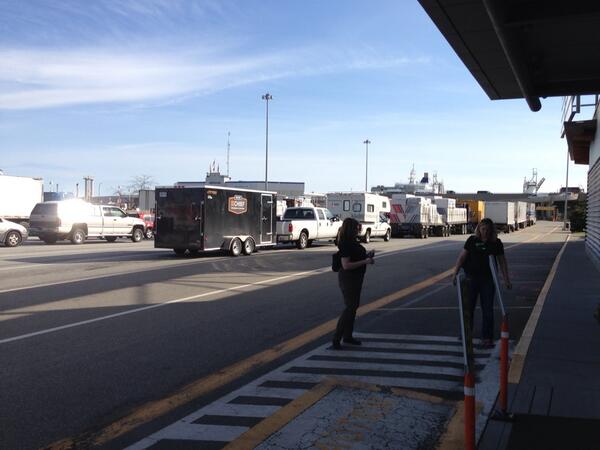 DavidGalos's tweet photo. In line for Victoria, all 43 feet of her... #chiefroadshow @chiefmfg  @dalitescreen http://t.co/zsfK1zahNj