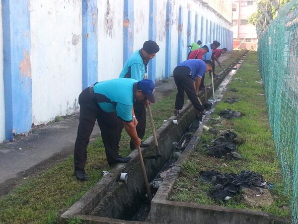 PenjASetar's tweet photo. @penjaramalaysia Khamis-2 Mei 2013 Gotong-royong Perdana Peringkat Penjara Alor Setar http://t.co/SSgx7a0lyq