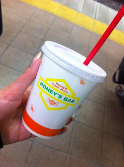 駅でよく見かけるフレッシュジュース。見つけると、かなりの確率で買っちゃう♡今日はブルーベリーヨーグルト♪(&acute;&epsilon;｀ ) http://t.co/iUXr7TATJb