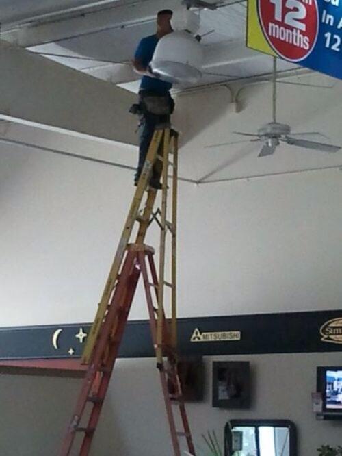JROCK2477's tweet image. At least he turned the ceiling fan off🙈.  #safetyproblems.