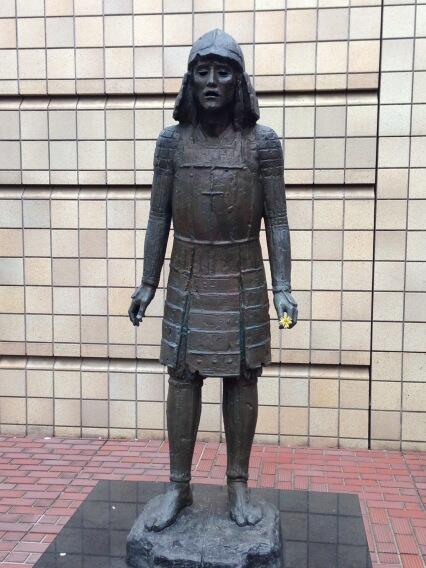 chiemurak's tweet photo. 宮城県立美術館にて。何故かブロンズ像の左手に花が。 http://t.co/XZjv6UmJP0