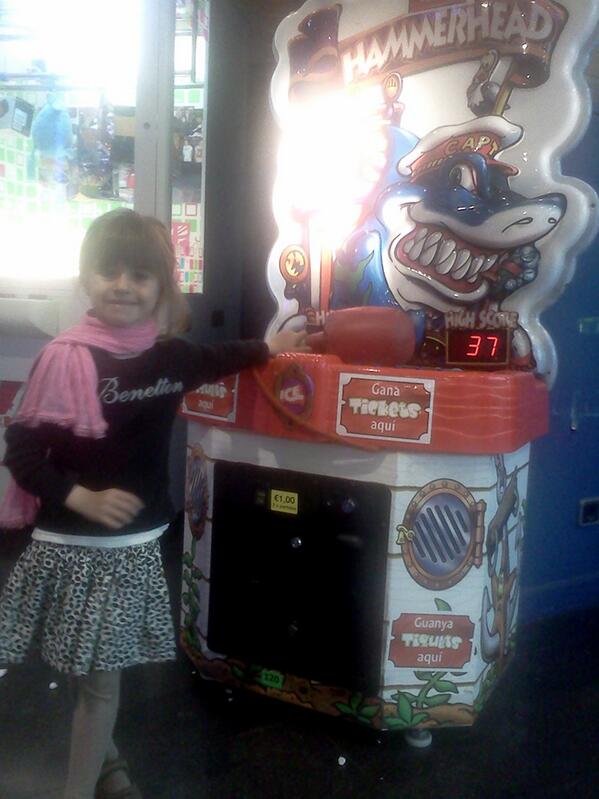 Julio_Pintado's tweet photo. Hasta mi hija Noa, de 4 años, lo FLIPA con #ELTIBURON http://t.co/A5wuDV7ejj