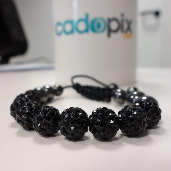 cadopix's tweet photo. L'objet de la tentation en question. Le bracelet #shamballa ! http://t.co/EjKszjinCy