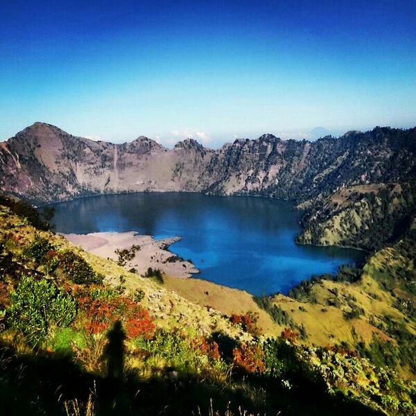 mamedhmafia's tweet photo. RT @PhotoDunia: Foto Keindahan Gunung Rinjani yg merupakan Gn tertinggi kedua di Indonesia. #Lombok http://t.co/UZsALg2LSl via @barrykusuma"