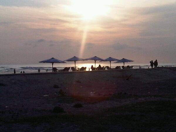 Julian_Rahmadi's tweet photo. Indahnya pantai panjang di sore ini http://t.co/k2XsI6tl6F