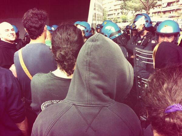 LibriRedStar's tweet image. #tortreteste la polizia contro il popolo